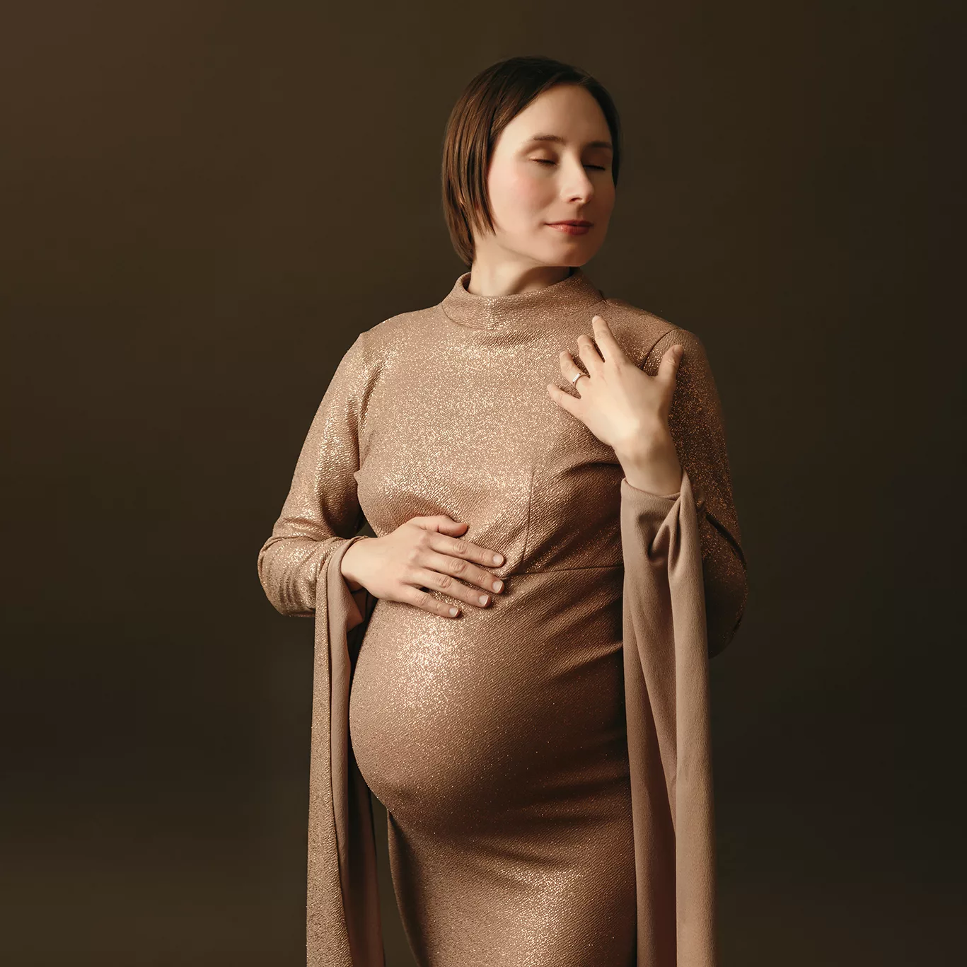 gold maternity gown | maternity photographer