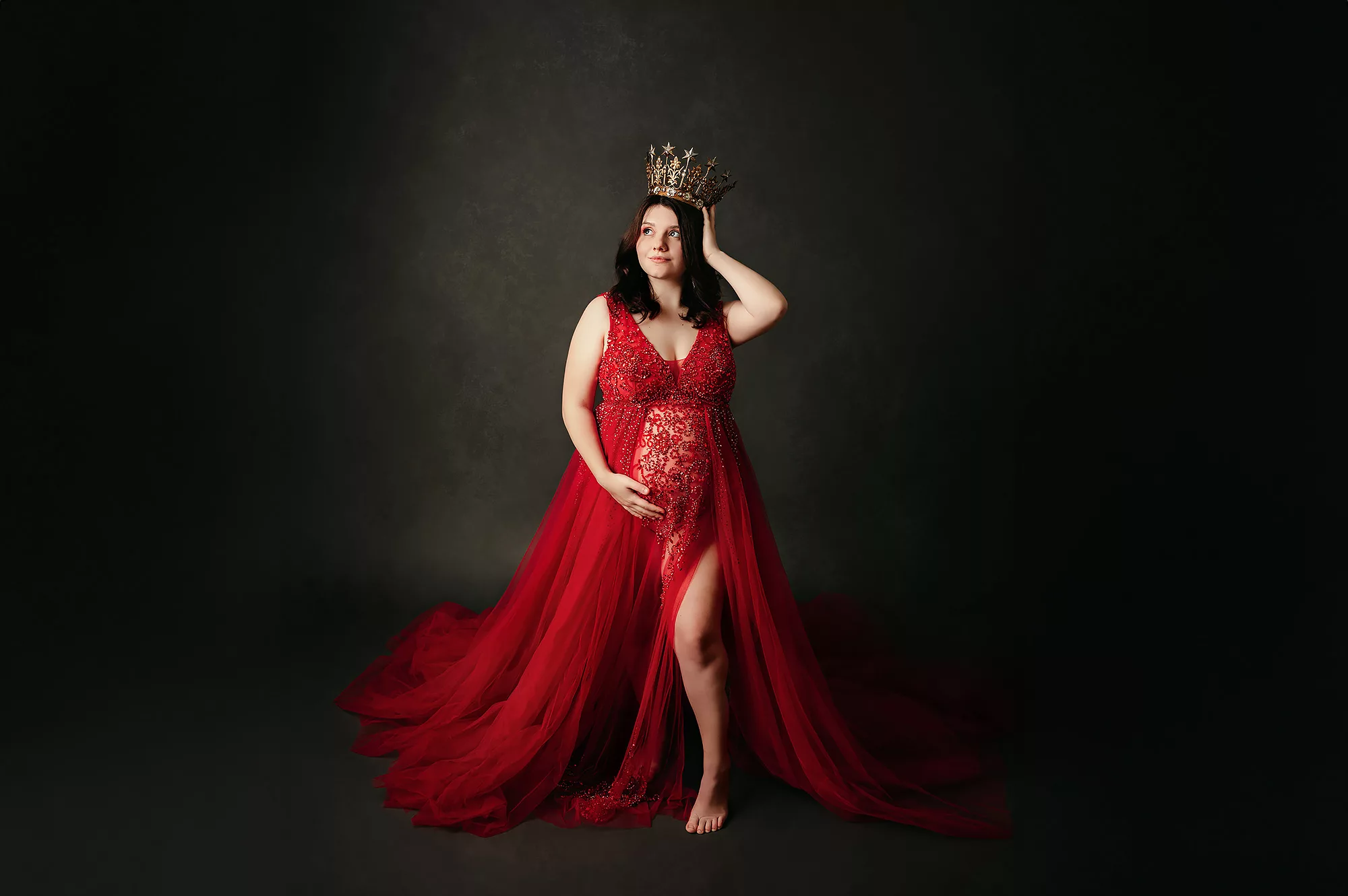 red maternity dress | elegant pregnancy photo
